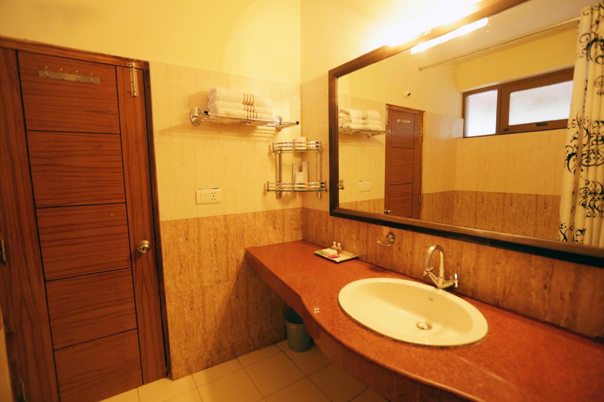 Hotel Glacier Resort Manāli Zewnętrze zdjęcie